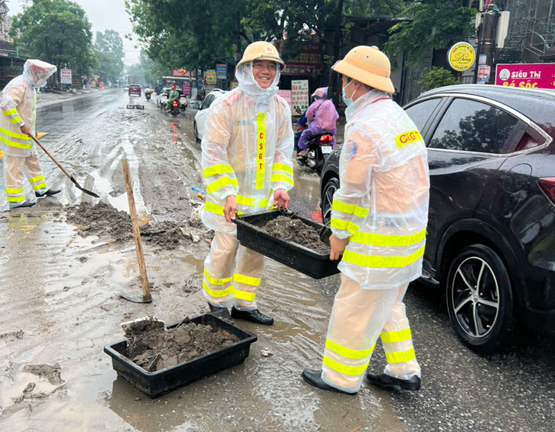 Vĩnh Phúc: Hình ảnh về những chiến sĩ áo vàng đẹp mãi trong lòng dân -0