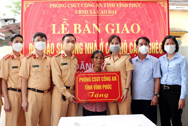 Vĩnh Phúc: Hình ảnh về những chiến sĩ áo vàng đẹp mãi trong lòng dân -0