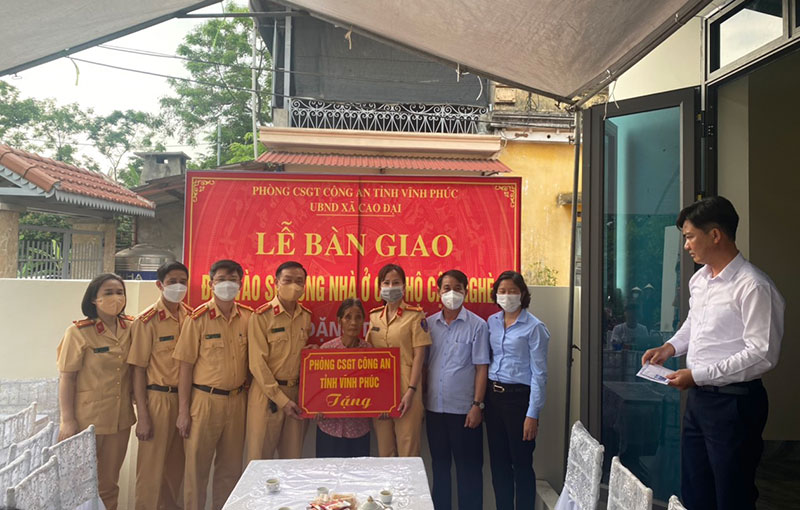 Vĩnh Phúc: Hình ảnh về những chiến sĩ áo vàng đẹp mãi trong lòng dân -1