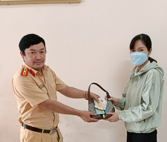 Người dân gửi thư cảm ơn Cảnh sát giao thông khi nhận lại tài sản đánh rơi -0