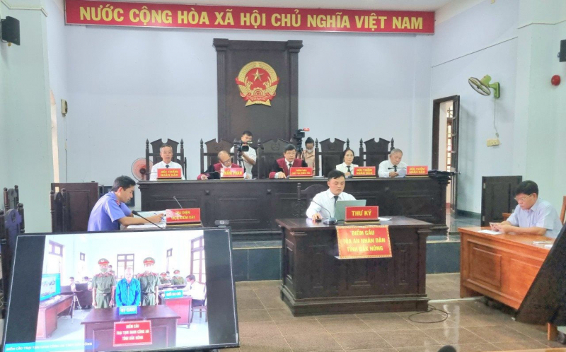Dùng dao truy sát vợ chỉ vì nghi ngờ có quan hệ với người khác -0