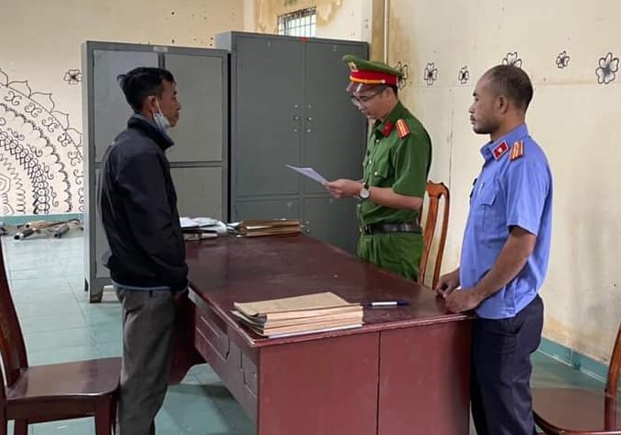 Bắt đối tượng chuyên làm giả sổ đỏ, giấy phép lái xe -0