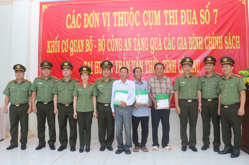 Cụm Thi đua số 7 khối cơ quan Bộ Công an tổ chức về nguồn tại Cà Mau -0