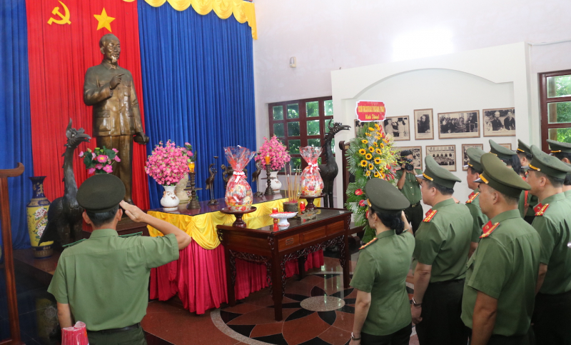 Cụm thi đua số 7 khối cơ quan Bộ Công an tổ chức về nguồn tại Cà Mau -0