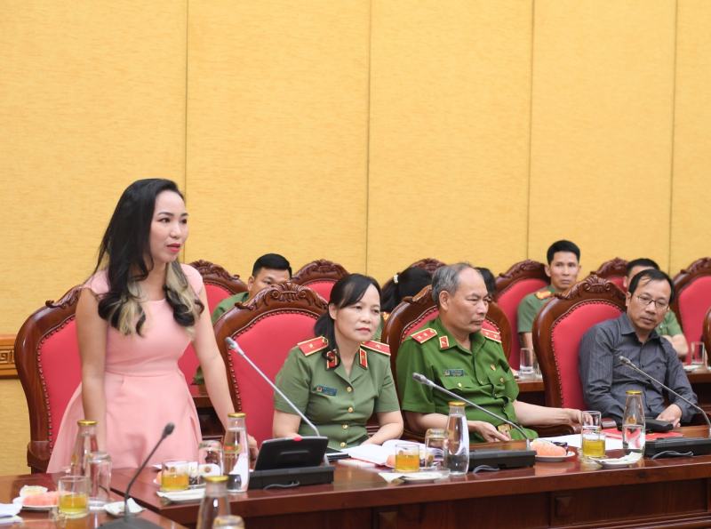 Hình ảnh của người chiến sĩ Cảnh sát Nhân dân Việt Nam đã chạm tới trái tim của người dân -0