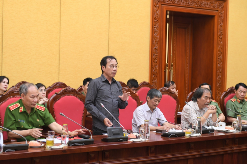 Hình ảnh của người chiến sĩ Cảnh sát Nhân dân Việt Nam đã chạm tới trái tim của người dân -0