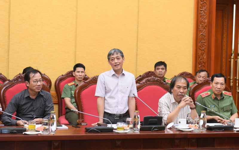 Hình ảnh của người chiến sĩ Cảnh sát Nhân dân Việt Nam đã chạm tới trái tim của người dân -0