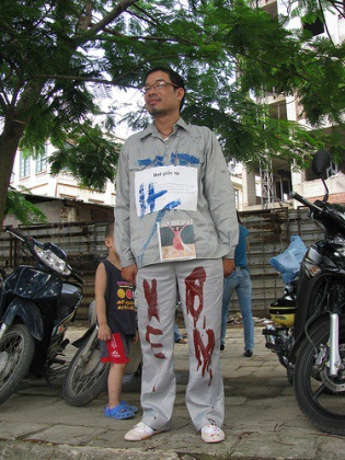 nhà văn le anh hoài trong vai cột điện tại một buổi trình diẽn nghệ thuật sắp đặt.jpg -0