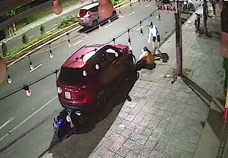 Lái ô tô cố sát bạn trai của vợ cũ vì ghen tuông -0