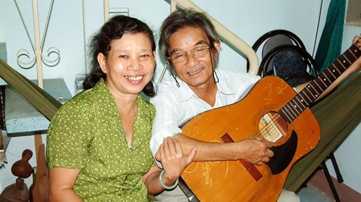 tố hải và vợ.jpeg -0