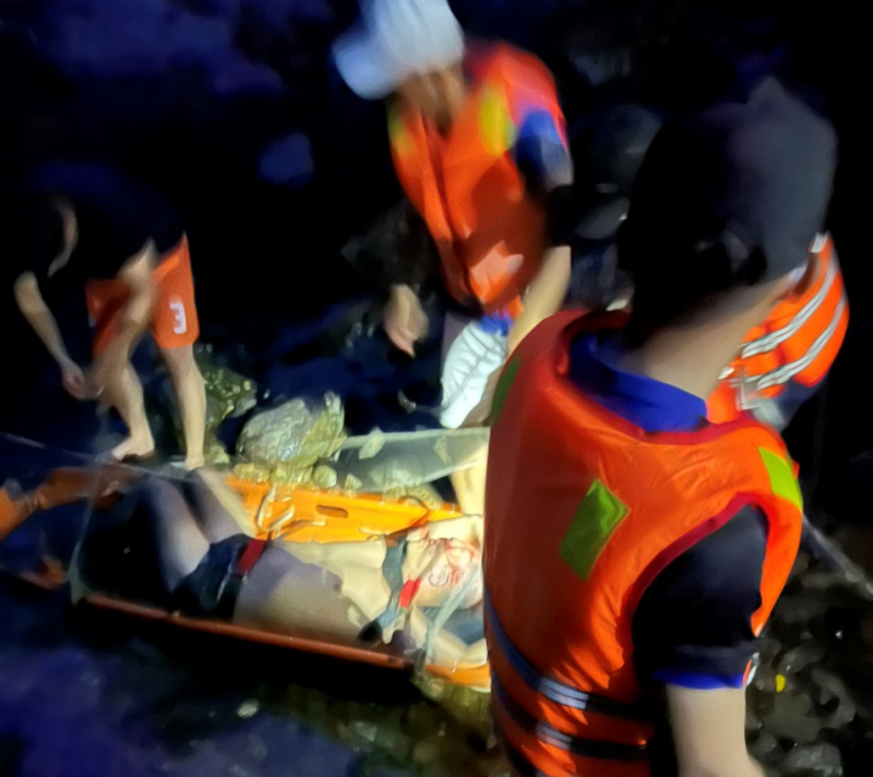 Nam du khách rơi xuống thác nước tử vong khi chụp ảnh - 4