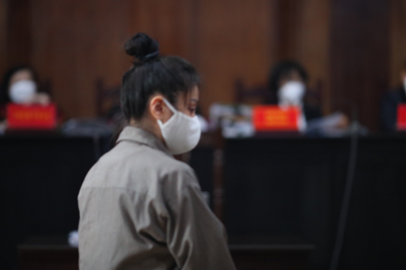 Vụ cha đẻ và “dì ghẻ” bạo hành bé gái 8 tuổi: Phiên tòa của sự phẫn nộ -0