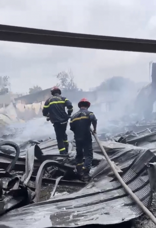 Sau tiếng nổ lớn công ty mút xốp chìm trong biển lửa -1