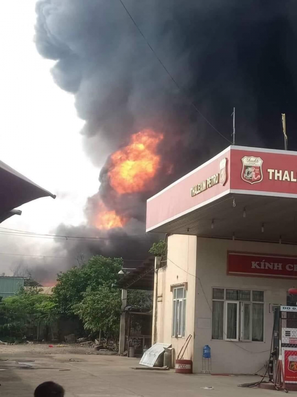 Sau tiếng nổ lớn công ty mút xốp chìm trong biển lửa -2