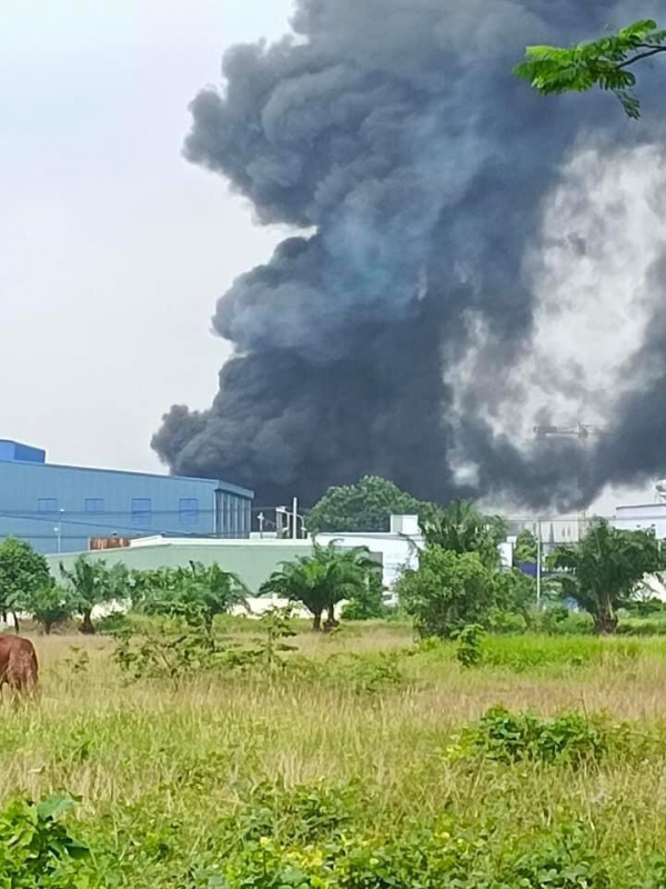 Sau tiếng nổ lớn công ty mút xốp chìm trong biển lửa -3