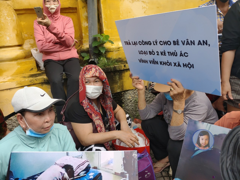 Vụ cha đẻ và “dì ghẻ” bạo hành bé gái 8 tuổi: Phiên tòa của sự phẫn nộ -0