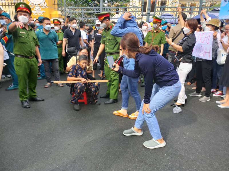 Vụ cha đẻ và “dì ghẻ” bạo hành bé gái 8 tuổi: Phiên tòa của sự phẫn nộ -0