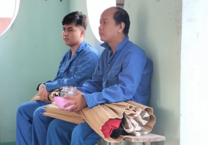     Vượt gần 600 km, đấu tranh khám phá “xưởng” sản xuất giấy tờ giả. -0