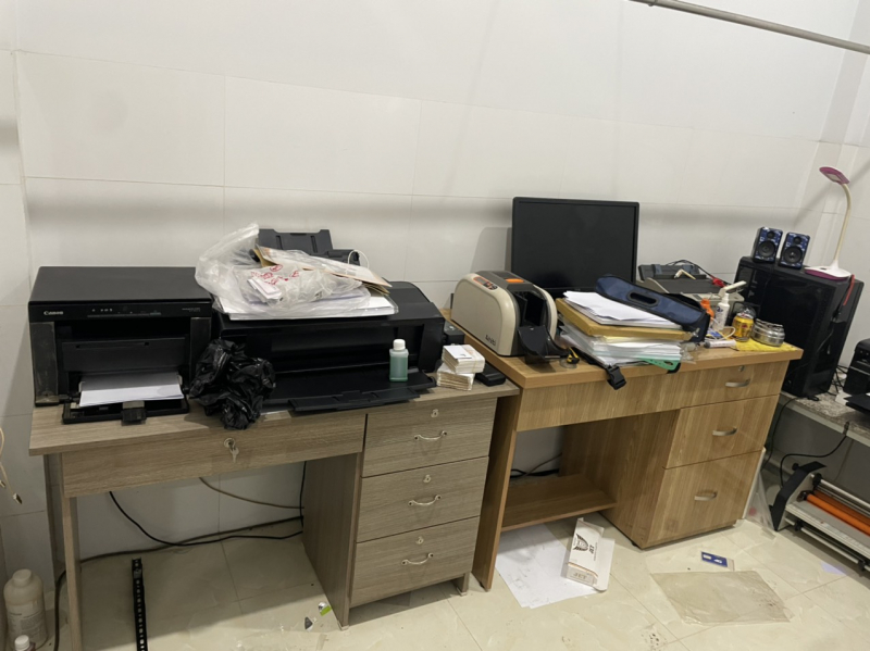     Vượt gần 600 km, đấu tranh khám phá “xưởng” sản xuất giấy tờ giả. -0