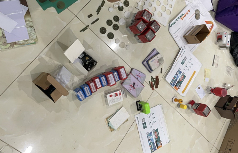     Vượt gần 600 km, đấu tranh khám phá “xưởng” sản xuất giấy tờ giả. -0