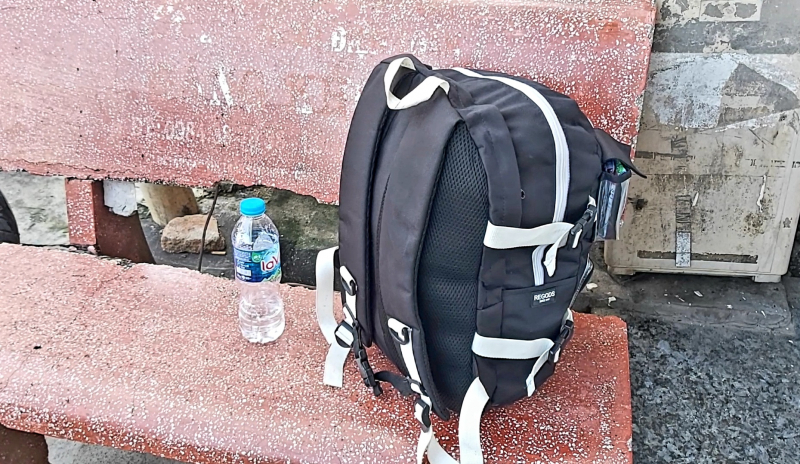 Nam thanh niên ép chủ tiệm vàng phải mua đất sình -0