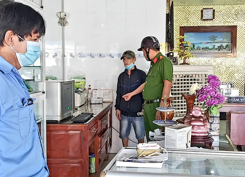 Nam thanh niên ép chủ tiệm vàng phải mua đất sình -0