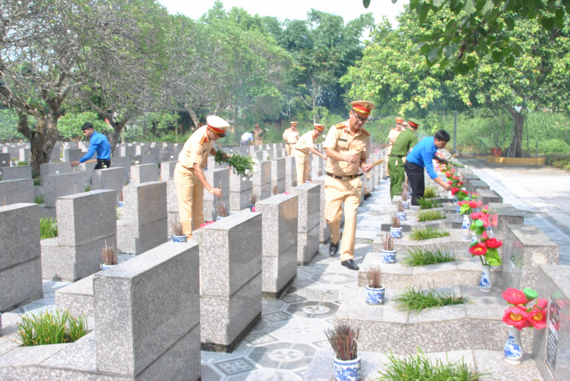 Đoàn thanh niên CSGT tặng quà các gia đình thương binh, liệt sỹ tại Yên Bái -1