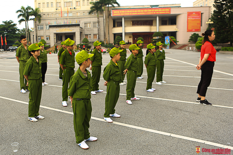 Trẻ em Hà Nội học cách thoát hiểm khi gặp hỏa hoạn -0