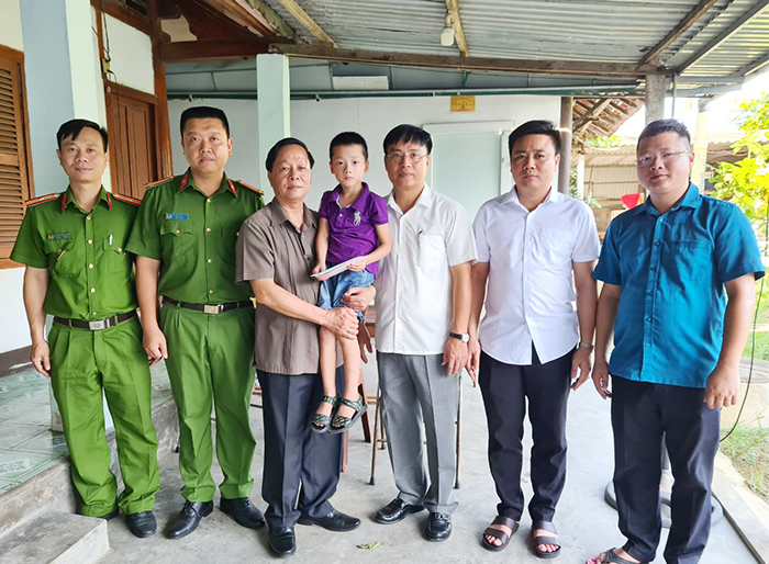 Thăm bé Gấu của người mẹ - chiến sĩ Cảnh sát kiên cường Đậu Thị Huyền Trâm -0