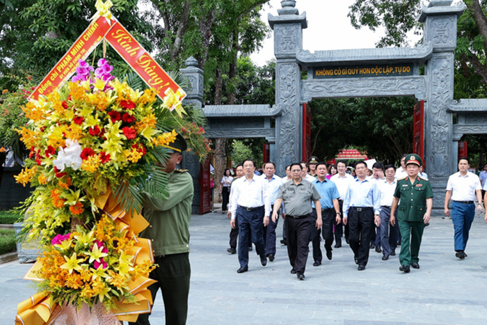 Thủ tướng dâng hương tưởng niệm Chủ tịch Hồ Chí Minh, tri ân anh hùng, liệt sĩ tại các ‘địa chỉ đỏ’ ở Nghệ An -0