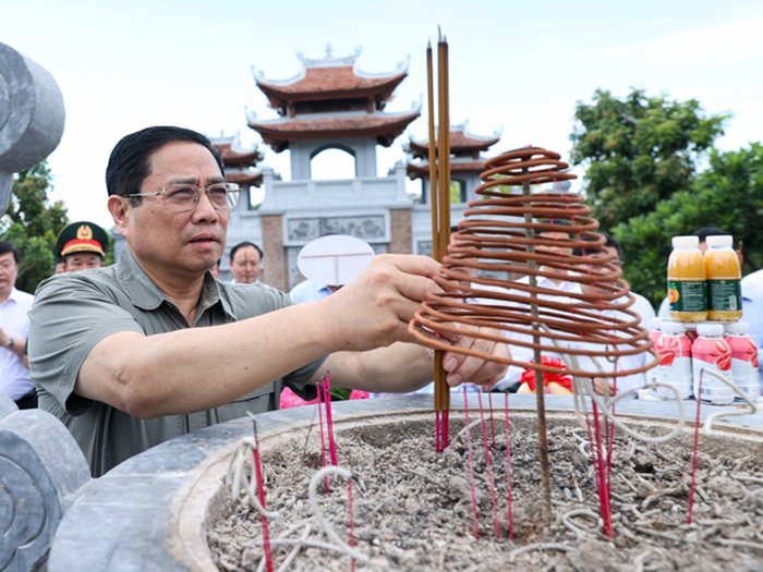 Thủ tướng dâng hương tưởng niệm Chủ tịch Hồ Chí Minh, tri ân anh hùng, liệt sĩ tại các ‘địa chỉ đỏ’ ở Nghệ An -0