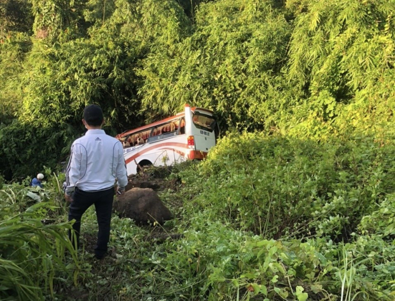 Xe khách lao xuống vực ở Bình Thuận, hơn 20 người bị thương -0