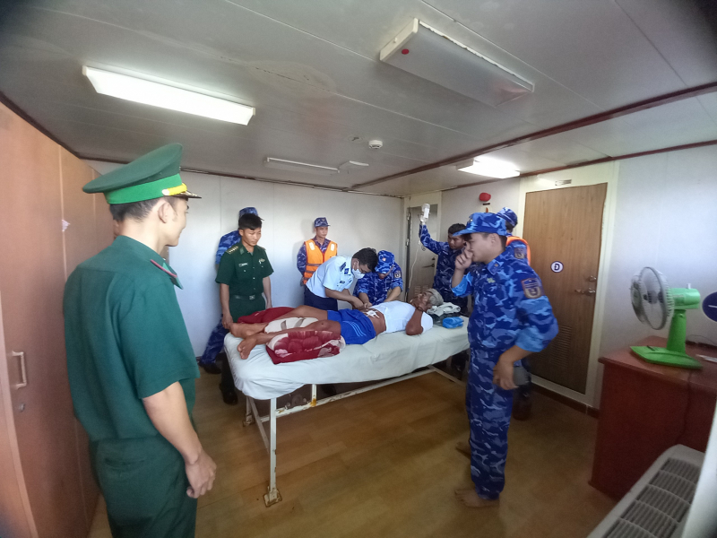 5 ngư dân được cứu sống sau 12 ngày trôi dạt trên biển đang  đưa về đất liền -0