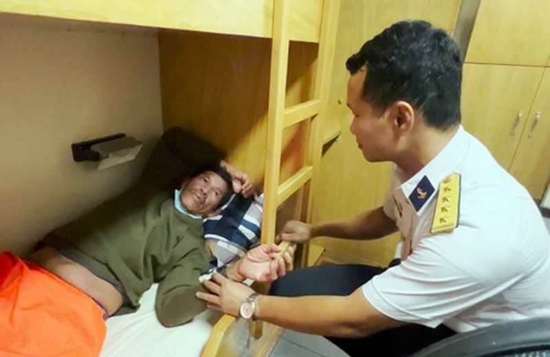 5 ngư dân được cứu sống sau 12 ngày trôi dạt trên biển đang  đưa về đất liền -0