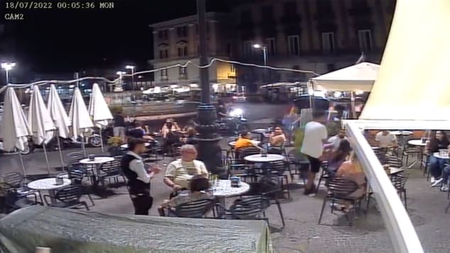 Rút súng cướp đồng hồ, nhưng trả lại vì phát hiện hàng 