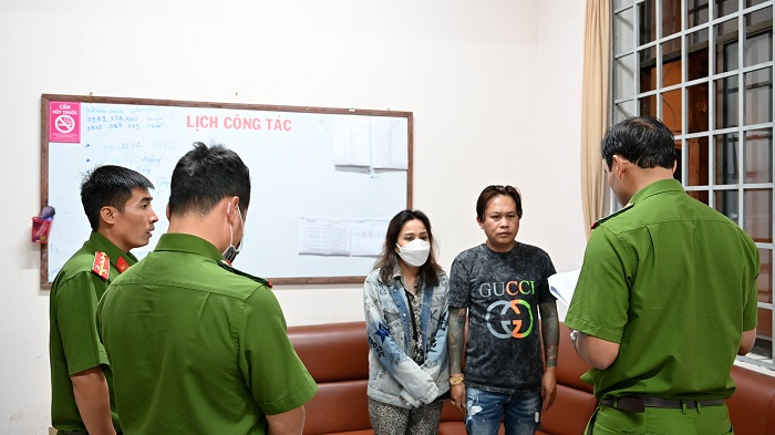 Bắt tạm giam hai nhóm đuổi chém nhau giữa phố -0