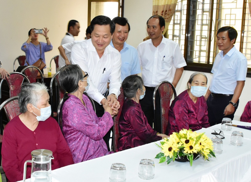 Phó Thủ tướng Lê Minh Khái thăm, tặng quà người có công, gia đình chính sách -0