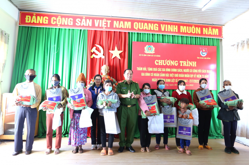 Bộ Tư lệnh Cảnh sát cơ động về Lâm Đồng xây nhà tình nghĩa, tri ân người có công -0