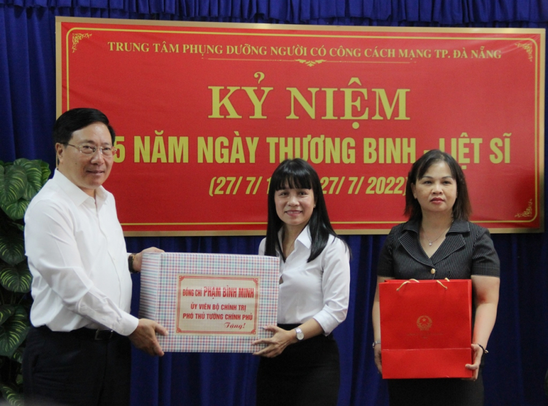 Phó Thủ tướng Thường trực Chính phủ Phạm Bình Minh thăm, tặng quà cho người có công tại Đà Nẵng -0
