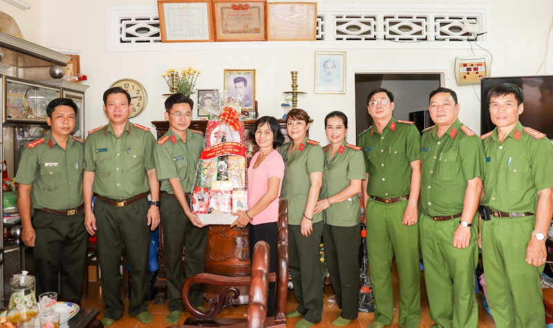  Công an TP Cần Thơ thăm hỏi, tặng quà gia đình chính sách -0