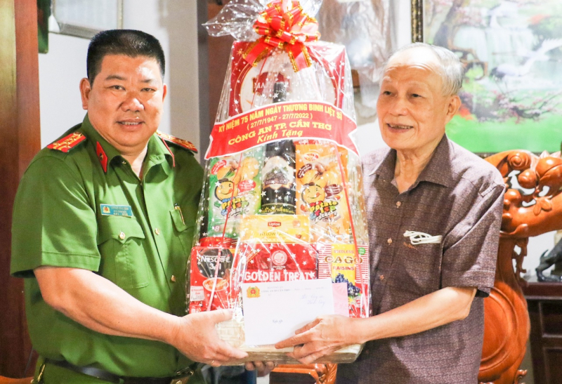  Công an TP Cần Thơ thăm hỏi, tặng quà gia đình chính sách -0