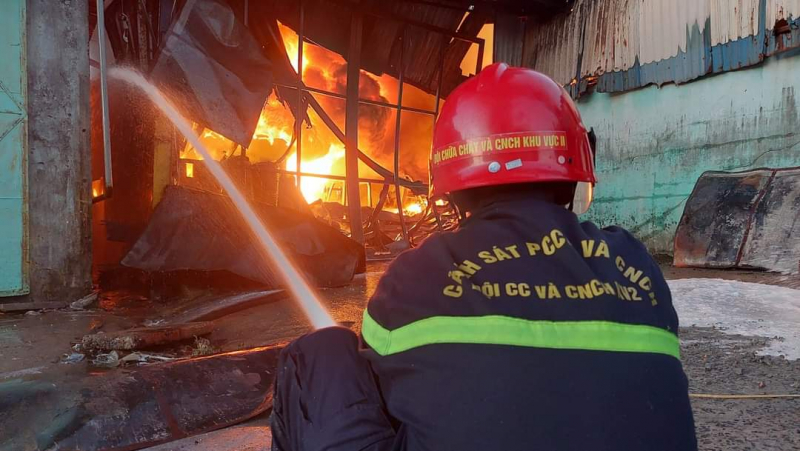 Cháy lớn tại kho vật tư nhà máy biến áp Đà Nẵng -0