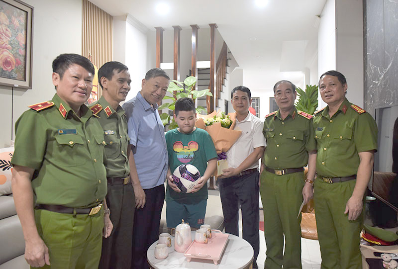 Bé trai con thương binh CAND xúc động nhận trái bóng do Bộ trưởng Tô Lâm trao tặng -0