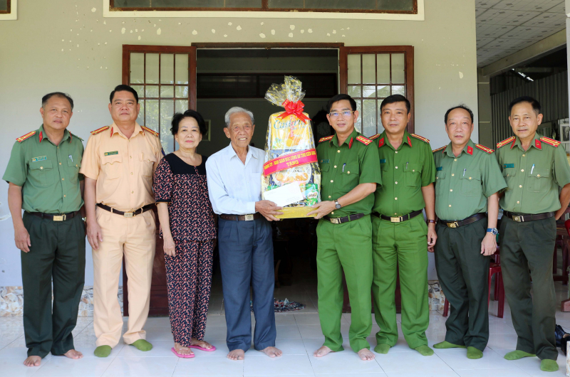 Công an tỉnh Kiên Giang thăm hỏi, tặng quà gia đình chính sách, người có công -0