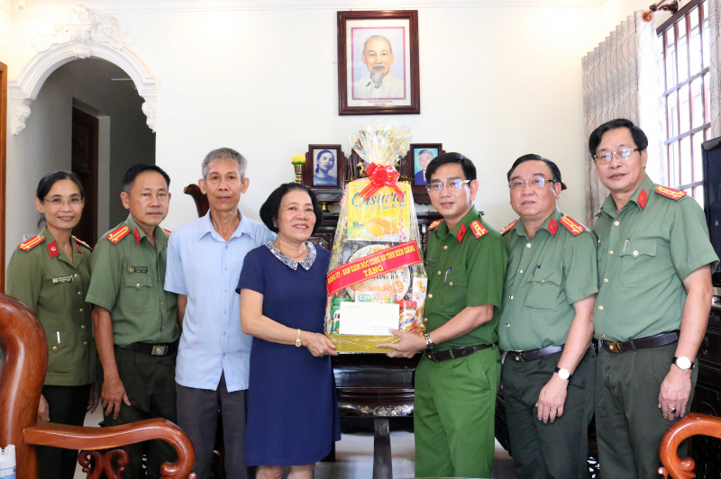 Công an tỉnh Kiên Giang thăm hỏi, tặng quà gia đình chính sách, người có công -0