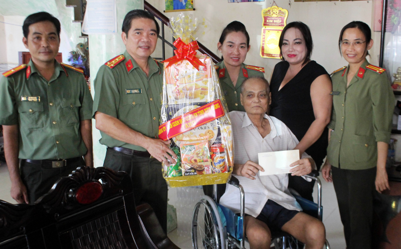 Công an tỉnh Kiên Giang thăm hỏi, tặng quà gia đình chính sách, người có công -0