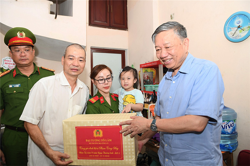 Bé trai con thương binh CAND xúc động nhận trái bóng do Bộ trưởng Tô Lâm trao tặng -0