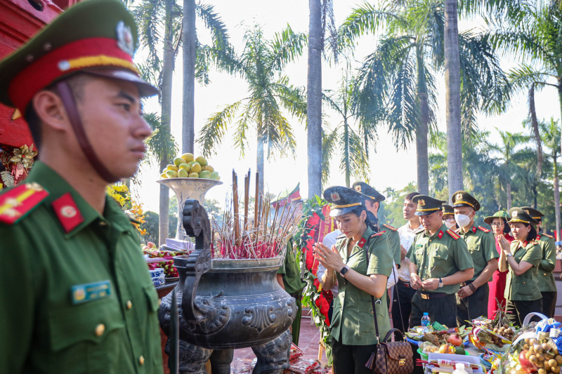 Đoàn đại biểu Cục Truyền thông CAND dâng hương, tri ân các Anh hùng liệt sĩ -0