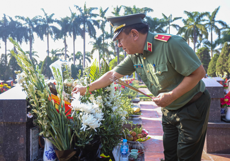 Đoàn đại biểu Cục Truyền thông CAND dâng hương, tri ân các Anh hùng liệt sĩ -0