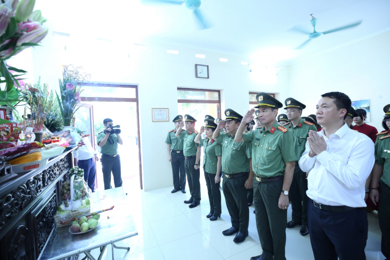 Đoàn đại biểu Cục Truyền thông CAND dâng hương, tri ân các Anh hùng liệt sĩ -0